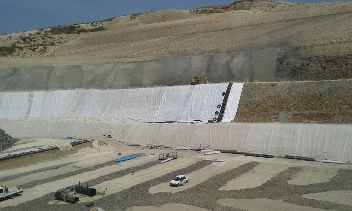 Strato di protezione della membrana posizionata su pareti di roccia basaltica, Catania (CT)