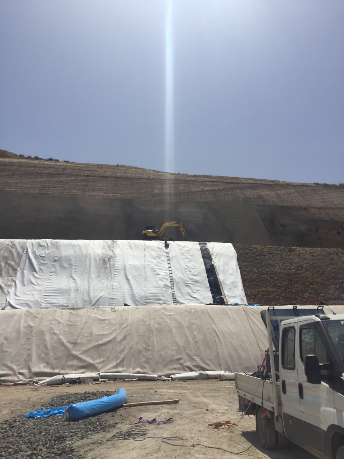 Strato di protezione della membrana posizionata su pareti di roccia basaltica, Catania (CT)