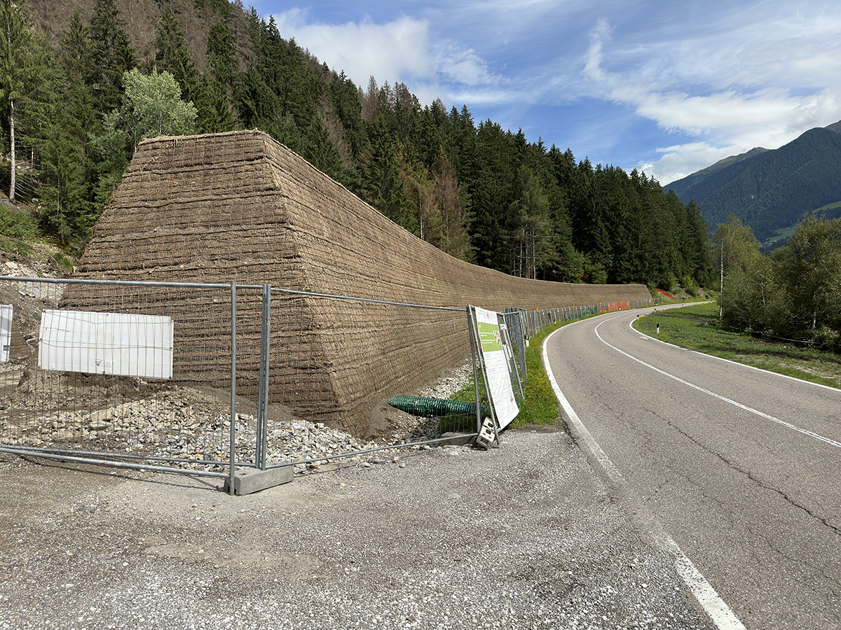 Mitigazione del pericolo da caduta massi con rilevato paramassi in terra rinforzata, Strada Provinciale 44, Anterselva (BZ)