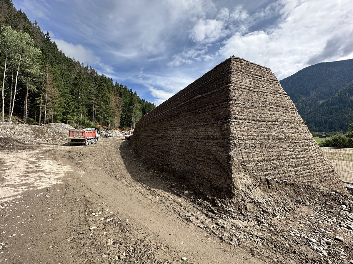 Mitigazione del pericolo da caduta massi con rilevato paramassi in terra rinforzata, Strada Provinciale 44, Anterselva (BZ)