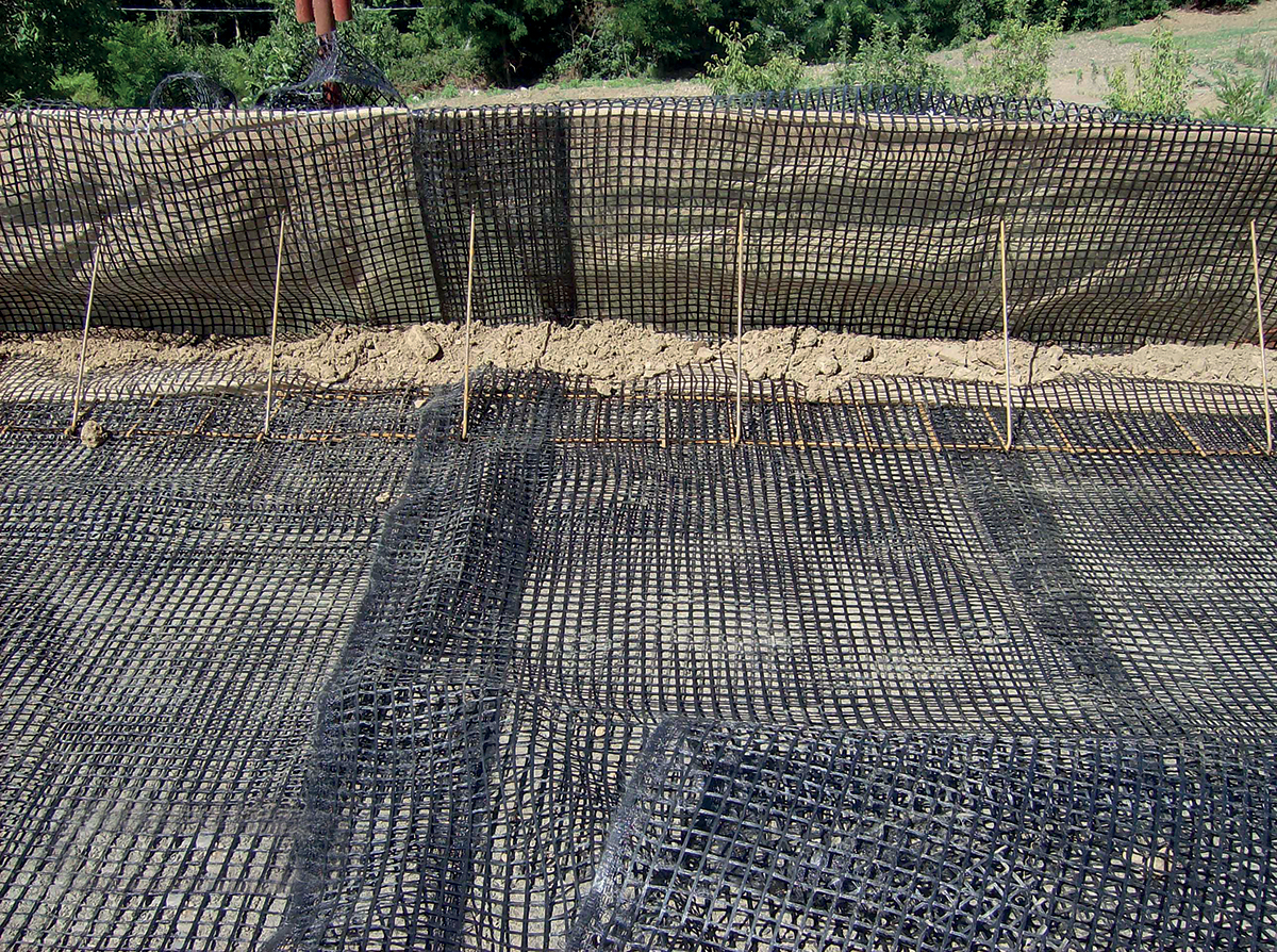 Pendii in terra rinforzata realizzati mediante l’uso di geogriglie nell’autostrada Salerno-Reggio Calabria, Lagonegro (PZ)