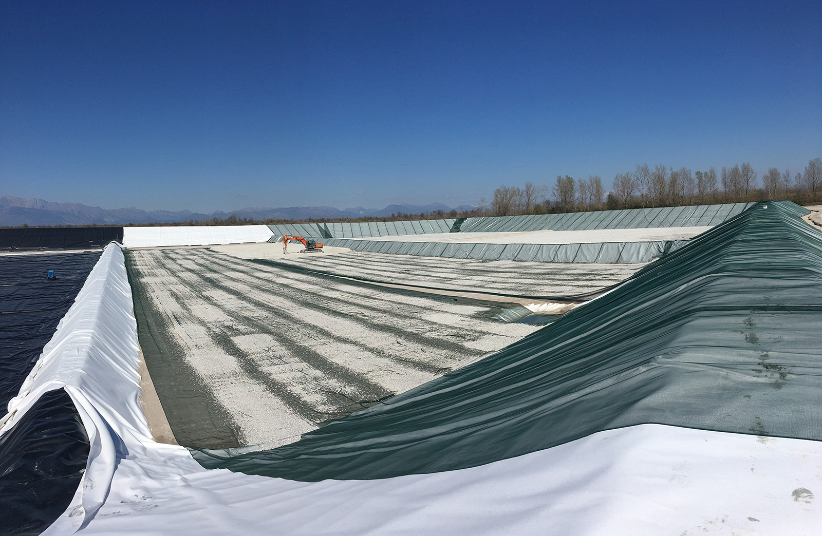 Geotessile nontessuto utilizzato come strato di protezione del manto impermeabile posizionato nel fondo di una discarica, Cordenons (UD)