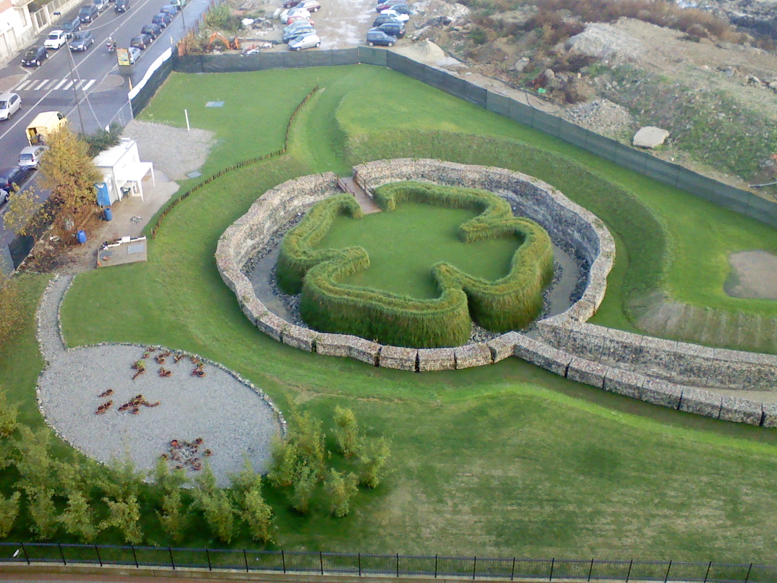 Realizzazione di un’opera d’arte ambientale: quadrifoglio rinverdito in terra rinforzata scavato all’interno del Parco d’Arte Vivente, Torino (TO)