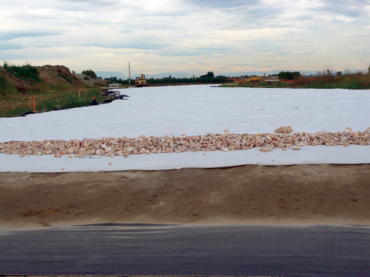 Utilizzo di geotessili tessuti e nontessuti per rinforzo, separazione, filtrazione e drenaggio nella realizzazione di una fondazione stradale, Badia Polesine (RO)