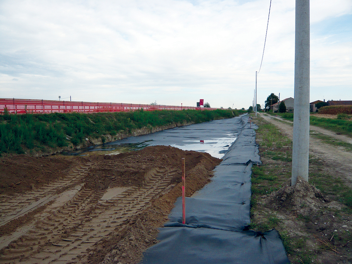 Utilizzo di geotessili tessuti e nontessuti per rinforzo, separazione, filtrazione e drenaggio nella realizzazione di una fondazione stradale, Badia Polesine (RO)