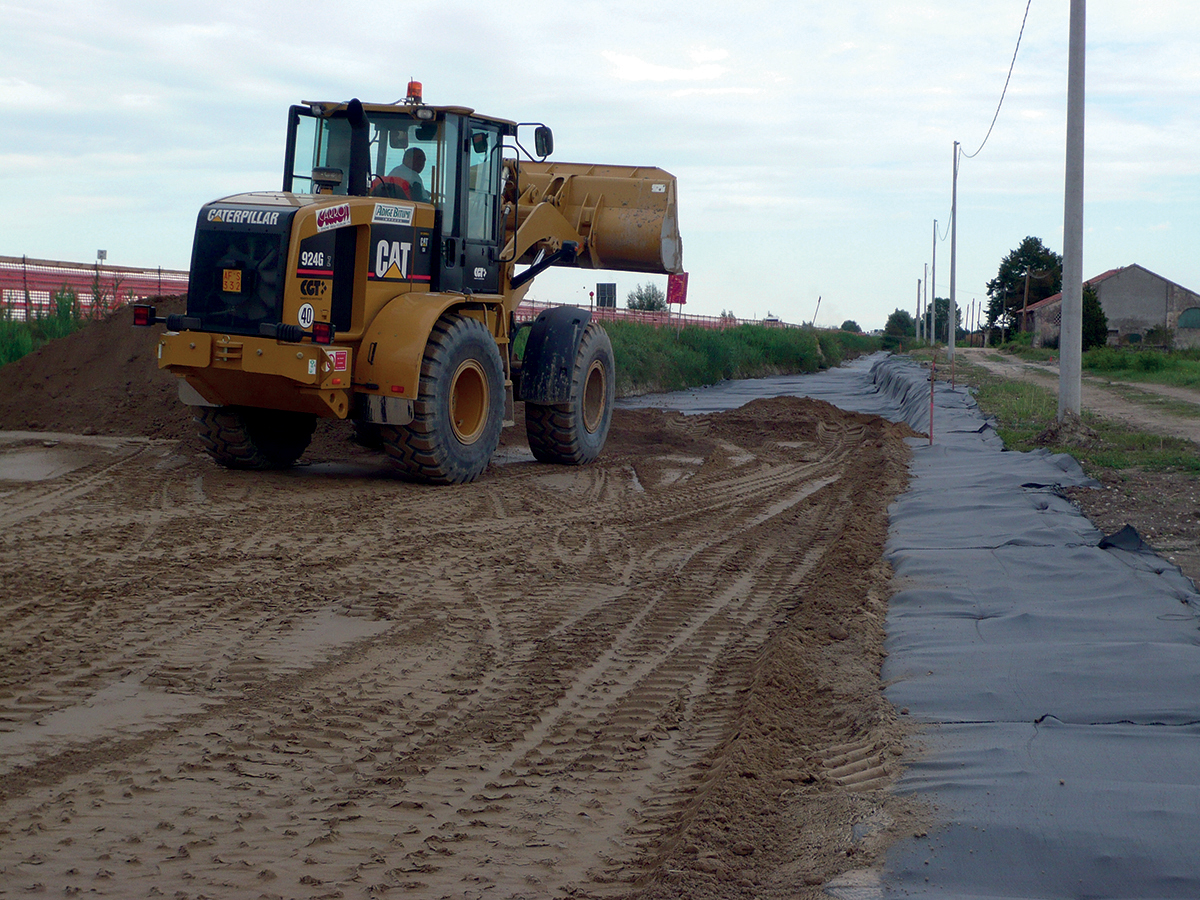 Utilizzo di geotessili tessuti e nontessuti per rinforzo, separazione, filtrazione e drenaggio nella realizzazione di una fondazione stradale, Badia Polesine (RO)