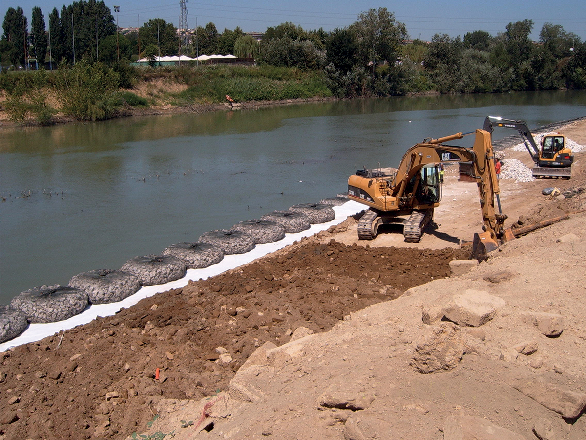 Argini in terra rinforzata e con protezione al piede, fiume Tevere, Roma (RM)