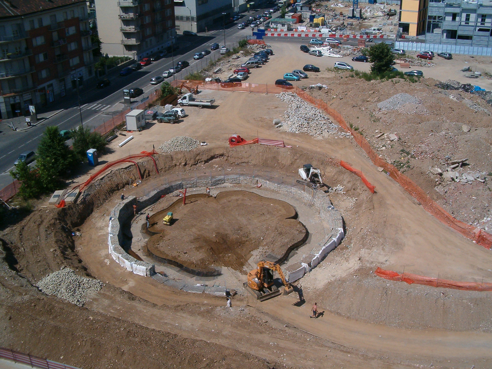 Realizzazione di un’opera d’arte ambientale: quadrifoglio rinverdito in terra rinforzata scavato all’interno del Parco d’Arte Vivente, Torino (TO)